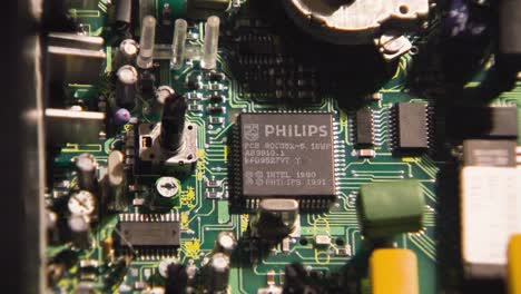 Philips-Microchip-Intel-Computerchip-Nahaufnahme,-Analoger-Leiterplattenchip-Auf-Der-Platine,-Motherboard-Struktur,-Aufnahme-Der-Makrotechnologie