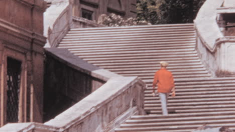 Un-Joven-Sube-La-Escalera-Trinita-Dei-Monti-En-Pizza-Di-Spagna-En-Roma-1960