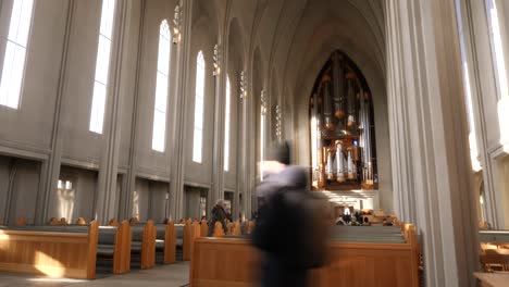 Zeitraffer-Von-Touristen,-Die-Die-Kathedrale-Von-Hallgrímskirkja-Bei-Sonnenuntergang-Besuchen