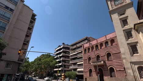 POV-Einer-Stadtrundfahrt-Durch-Die-Stadt-Barcelona-Mit-Dem-Bus,-Spanien