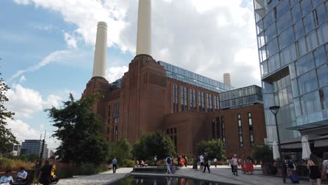 La-Central-Eléctrica-De-Battersea-En-Londres,-Inglaterra,-Es-Un-Antiguo-Edificio-Abandonado-Regenerado-Que-Generaba-Electricidad-Mediante-La-Quema-De-Carbón.