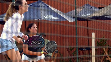 Dos-Jugadores-De-Tenis-De-Playa-Golpeando-La-Pelota-En-Cámara-Lenta-En-Un-Partido