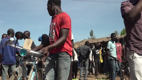 SLOMO--Man-with-Frelimo-T-shirt-in-Nampula,-Mozambique