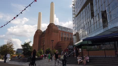 Das-Battersea-Kraftwerk-In-London,-England,-Ist-Ein-Saniertes-Ehemaliges-Verlassenes-Gebäude,-Das-Durch-Die-Verbrennung-Von-Kohle-Strom-Erzeugte