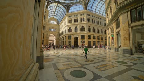 Weitwinkel-Clip-Auf-Einem-Gimbal-Von-Galleria-Umberto-I-In-Neapel-–-03