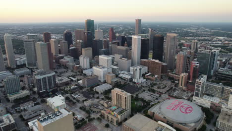 Estableciendo-Un-Disparo-De-Drone-Hacia-El-Horizonte-De-Houston,-Vibrante-Atardecer-En-Texas,-EE.UU.