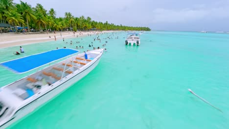 Overhead-Drohnenansicht-Von-Touristen,-Die-Im-Türkisfarbenen-Wasser-Des-Meeres-Der-Insel-Saona,-Dominikanische-Republik,-Baden-Und-Ihren-Urlaub-Genießen