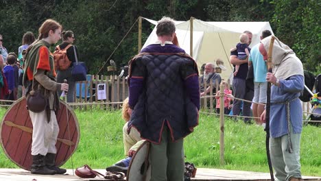 Wikinger-Reenactment-Menschen-In-Der-Kleidung-Der-Damaligen-Zeit-Bereiten-Sich-An-Einem-Warmen-Sommertag-Auf-Eine-Darstellung-Der-Geschichte-In-Woodstown,-Waterford,-Irland,-Vor