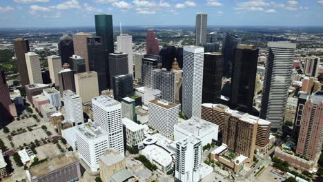 Vista-Aérea-Lejos-Del-Horizonte-De-Houston,-Día-Soleado-En-Texas,-Estados-Unidos