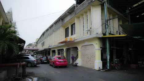 Old-Building-with-Sculpted-Artwork-Reads-Yodpiman-Flower-City-Since-1961-in-Bangkok,-Thailand