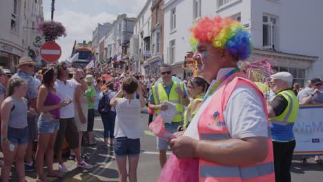 Support-Mitarbeiter-Bei-Der-Pride-Parade-Auf-Der-Isle-Of-White-2018-Mit-Der-Menge-Im-Hintergrund