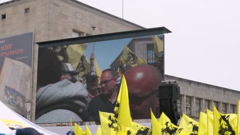 El-Líder-Del-Partido-Vlaamsbelang,-Tom-Van-Grieken,-Llega-A-Una-Manifestación-De-Protesta-Del-Partido-De-Extrema-Derecha-Flamenco-Vlaamsbelang-En-Bruselas,-Bélgica.