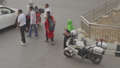 Cruce-Inseguro-De-La-Concurrida-Calle-ciudad-De-Dhaka-Gente-Cruzando-La-Calle-4k-Prores-Hq