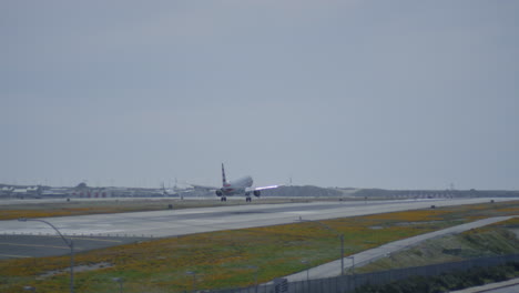 American-Airlines-commercial-jet-landing-on-airfield-in-Los-Angeles