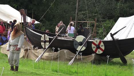 Wikinger-Reenactment-Langboot-Und-Mann-In-Traditioneller-Kleidung-In-Woodstown,-Waterford,-Irland