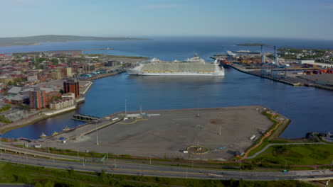 Luftaufnahme-Des-Kreuzfahrtschiffes-Oasis-Of-The-Seas-Der-Royal-Caribbean-International,-Das-Port-Saint-John-Verlässt