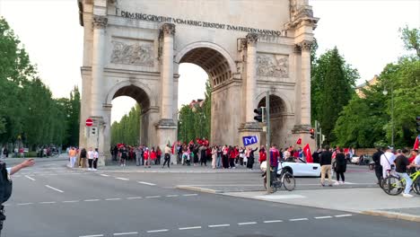 Celebración-Cuando-Erdogan-Gana-La-Segunda-Vuelta-De-Las-Elecciones-De-Turquía-En-Munich,-Alemania.