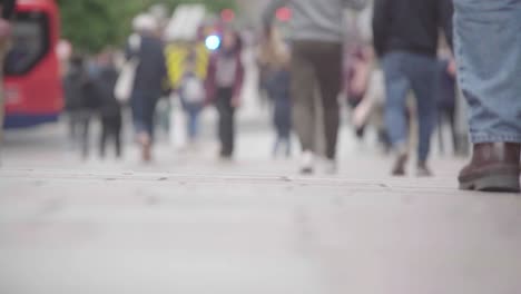 El-Concurrido-Centro-De-La-Ciudad-De-Glasgow-Con-Gente-Fuera-De-Foco-Y-Pasando-Caminando.