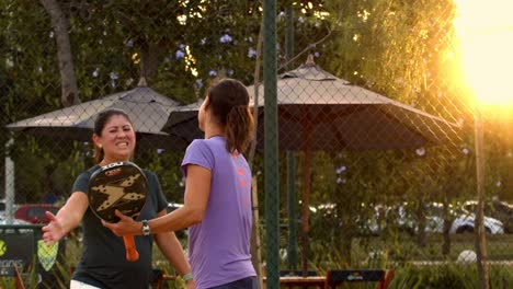 Zwei-Beach-Tennis-Teamkollegen-Geben-High-Five,-Nachdem-Sie-Einen-Punkt-Verloren-Haben