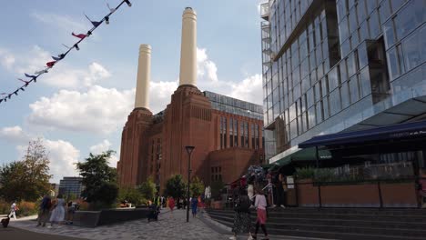 Das-Battersea-Kraftwerk-In-London,-England,-Ist-Ein-Saniertes-Ehemaliges-Verlassenes-Gebäude,-Das-Durch-Die-Verbrennung-Von-Kohle-Strom-Erzeugte