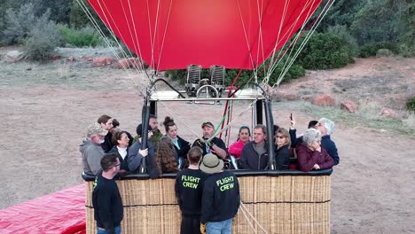 La-Tripulación-De-Vuelo-Explica-Las-Instrucciones-A-Las-Personas-Antes-De-Lanzar-El-Globo-Aerostático-En-Sedona,-Arizona.