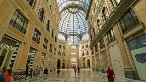 Weitwinkel-Clip-Auf-Einem-Gimbal-Aus-Der-Galleria-Umberto-I-In-Neapel-–-01