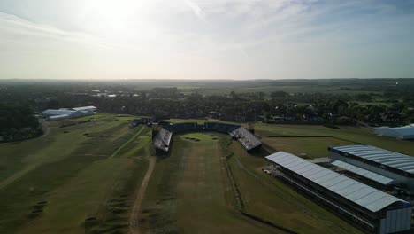 Vorbereitungen-Für-Das-Open-2023-Im-Royal-Liverpool-Golf-Club,-Wirral,-Großbritannien-–-Drohnen-Clubhaus-Aus-Der-Luft,-Schwenk-Gegen-Den-Uhrzeigersinn,-Enthüllung-Des-Golfplatzes