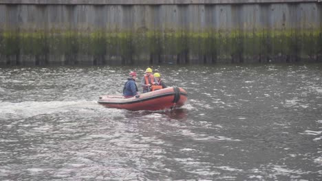 Personal-Y-Estudiantes-De-La-Universidad-De-La-Ciudad-De-Glasgow-En-Un-Barco-Fluvial-En-El-Clyde