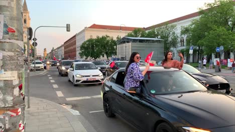 Celebración-Cuando-Erdogan-Gana-La-Segunda-Vuelta-De-Las-Elecciones-De-Turquía-En-Munich,-Alemania,-28-De-Mayo-De-2023.