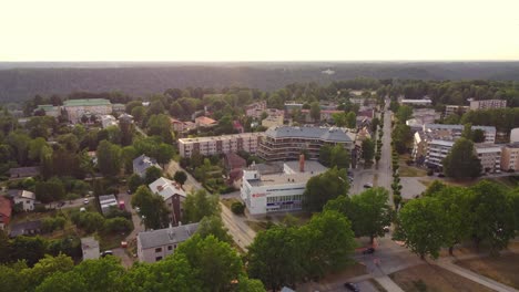 Erstellen-Einer-Luftdrohnenaufnahme-Der-Stadt-Sigulda,-Lettland,-Überführung-Eines-Wohngebiets