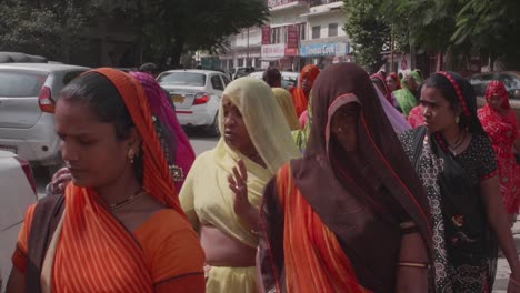 Un-Gran-Grupo-De-Jóvenes-Indias-Locales-Caminando-Juntas