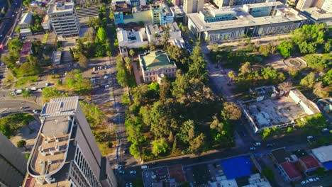 Rascacielos-Elevados-Con-Drones-Hacia-El-Museo-Del-Palacio-De-Primo-Rodeados-De-Exuberante-Vegetación,-Santiago,-Chile