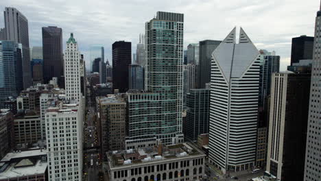 Drone-Acercándose-Al-Patrimonio-En-El-Edificio-Millennium-Park,-En-Chicago-Nublado