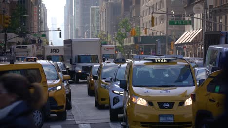 Calle-Muy-Transitada-De-Nueva-York,-6ta-Avenida-A-Finales-Del-Otoño,-El-Comienzo-De-La-Fiebre-Navideña.