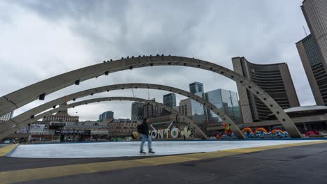 Patinaje-Sobre-Hielo-En-La-Plaza-Nathan-Phillips-En-Toronto,-Lapso-De-Tiempo