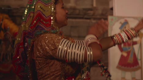 Mujer-Gitana-Vistiendo-Un-Traje-Tradicional-Realizando-Danza