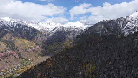 Hermoso-Paisaje-Montañoso-De-Las-Montañas-Rocosas-De-Colorado-Y-El-Municipio-De-Telluride-En-El-Valle