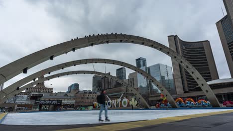 Gente-Patinando-Sobre-Hielo-En-La-Plaza-Nathan-Phillips-En-Toronto,-Lapso-De-Tiempo