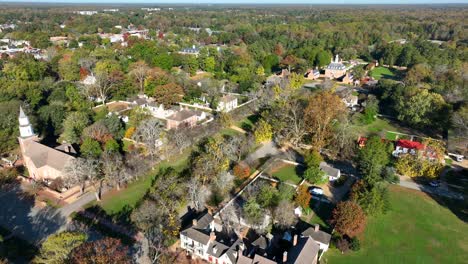 Hohe-Luftaufnahme-Von-Williamsburg-Gebäuden-Aus-Der-Kolonialzeit