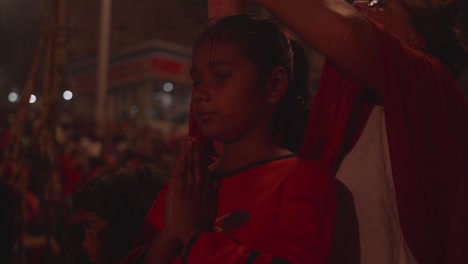 En-La-Oscuridad,-Una-Joven-Adolescente-Reza-Y-Muestra-Su-Devoción-Religiosa.