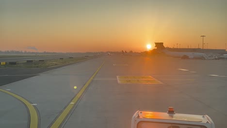 Airplane-spush-back-maneuver-as-seen-from-the-cockpit-at-sunrise