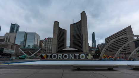 Gente-Caminando-Y-Patinando-Sobre-Hielo-En-Toronto,-Plaza-Nathan-Phillips