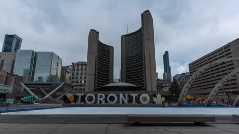 Turistas-Y-Patinadores-Sobre-Hielo-Visitando-El-Ayuntamiento-De-Toronto-En-Invierno,-Lapso-De-Tiempo