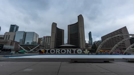 Personas-Y-Patinadores-Sobre-Hielo-En-El-Ayuntamiento-De-Toronto,-Lapso-De-Tiempo