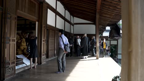 Visitantes-En-La-Terraza-Del-Templo-Ryoanji-Tomando-Fotografías-Del-Hojo.