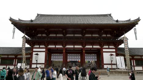 Turistas-Caminando-Alrededor-De-La-Entrada-Central-Principal-Del-Todai-ji-Chumon-En-Nara.