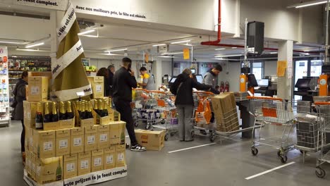 Supermarktkunden-An-Der-Kasse-Im-Colruyt-Lager