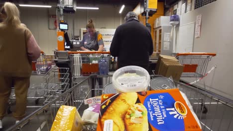 POV-Kunde-Wartet-Darauf,-Lebensmittel-Im-Supermarkt-Colruyt-Zu-Scannen