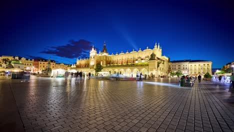 Nachtzeitraffer-Der-Stadt-Krakau,-Der-Den-Alten-Marktplatz-Und-Den-Hauptmarkt-Zeigt