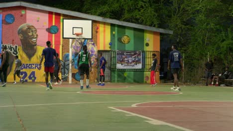 Atletas-Africanos-Negros-Juegan-Baloncesto-Por-La-Noche